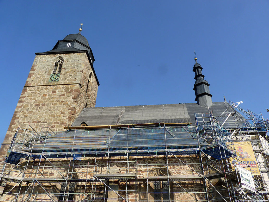 Dacharbeiten an St. Crescentius (Foto: Karl-Franz Thiede)